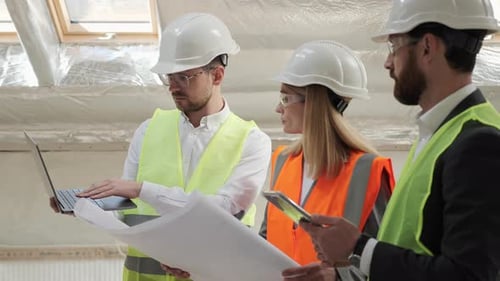 Proyecto de edificio vacío de bienes raíces con un ingeniero civil discutiendo el plan