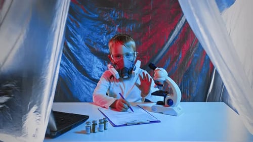 Ein kleiner Wissenschaftler mit einem Mikroskop schreibt die Ergebnisse im Labor auf.