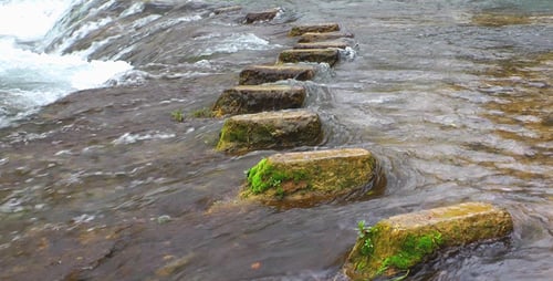 Steinstufen im Wasserfall