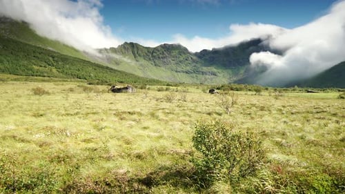 Wolken bewegen sich über Berge.Timelapse