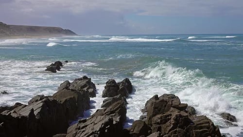 Landschaft mit großen Atlantikwellen am Strand von Marokko