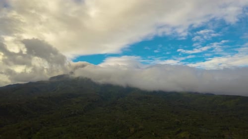 Montagnes Laps de temps recouvertes de forêt tropicale, Philippines, Camiguin
