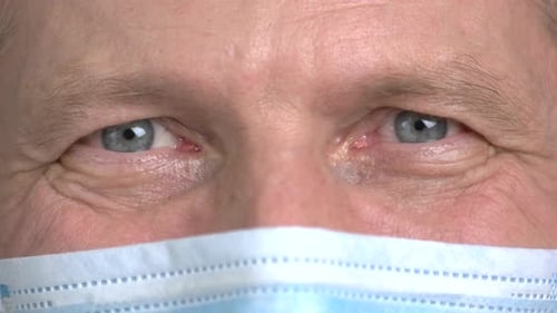 Yeux joyeux d'un médecin mûr