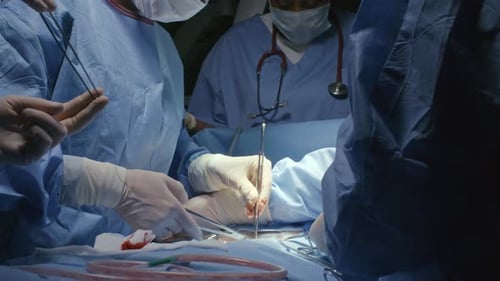 Chirurg näht Patienten