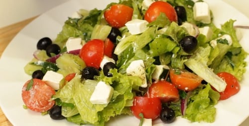 Griechischen Salat zubereiten