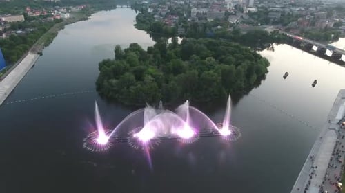 Fuente de música acuática en la noche