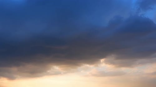 4K Sky Time Lapse, wunderschöner Hintergrund, Sky Timelapse von Wolkenkratzern.