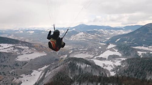 Gleitschirmfliegen Kurve über Winter Wald Berg, Freedom Fly Adrenalin Adventure