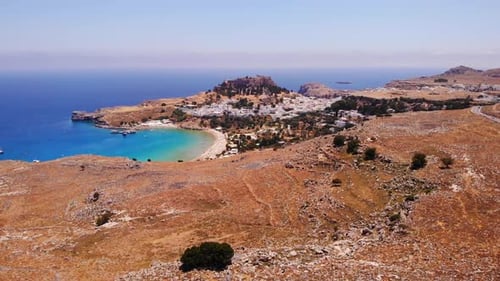 images de Drone descendant au sommet des montagnes de Lindos en Grèce regardant la plage et le moi