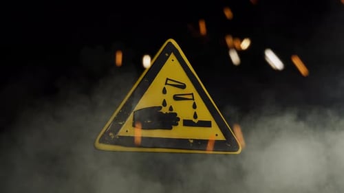 Panneau de danger de corrosion sur fond enfumé