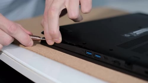 Unbekannter Ingenieur, der Computer vom Gehäuse trennt
