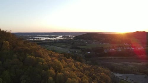 Blick auf den Sonnenuntergang über dem Mississippi-Tal in Wisconsin im Herbst. Ackerfelder und Häuser gesehen.
