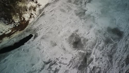 Rivière gelée calme recouverte de glace par une froide journée d'hiver