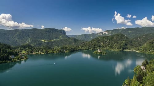 Kleine Insel mit Kirche inmitten eines Bergsees, schönes Slowenien, Zeitraffer