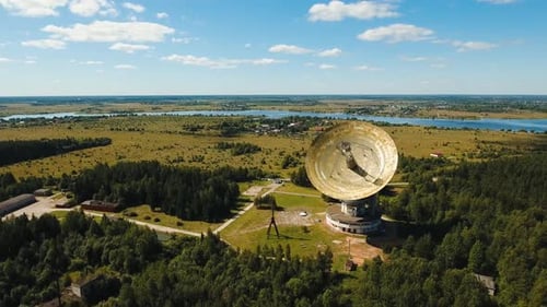 Astronomisches Observatorium im Wald