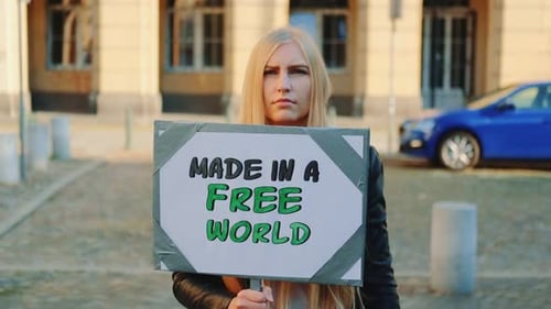 Slogan Made in a Free World sur les actions de protestation dans la ville