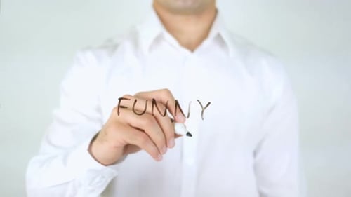 Empresário engraçado escrevendo em vidro