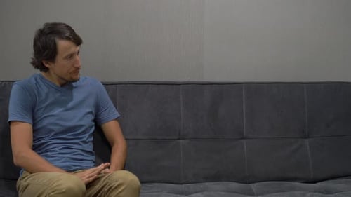 Emotionale Intelligenz Konzept. Ein Mann, der enttäuscht ist von dem, was auf der anderen Seite der Welt passiert