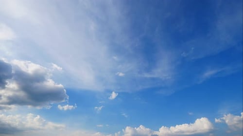 Zeitraffer einer weißen Wolke, die sich um den Himmelshintergrund bewegt