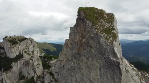 Espectaculares formaciones rocosas en las montañas, vista aérea