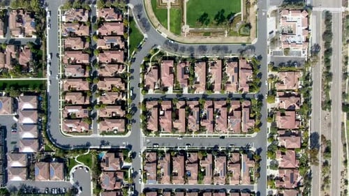 Luftaufnahme der Vorstadtgegend mit identischen Villen nebeneinander. San Diego, Kalifornien