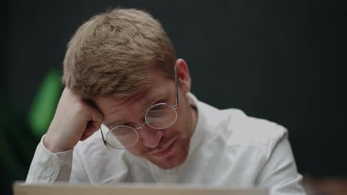 Finanzanalyst oder Anwalt liest Vereinbarung über Laptop-Display Arbeiten allein im Büro oder zu Hause