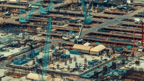 Lapse de tempo do canteiro de obras com máquinas pesadas de construção em Metropolis