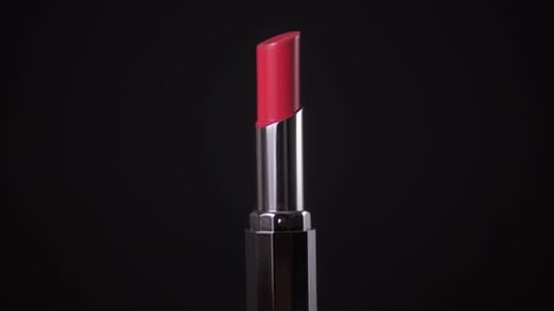 Roter Lippenstift isoliert auf schwarzem Hintergrund