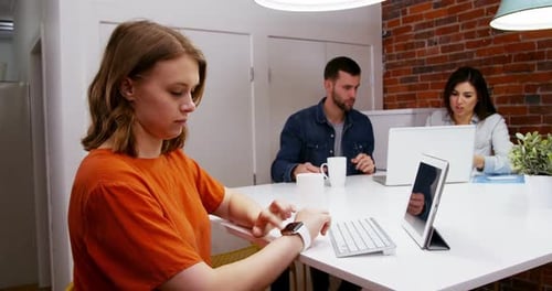 Femme cadre travaillant au bureau