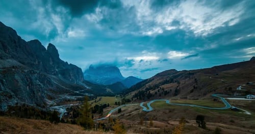 Timelapse de un paisaje Dramático en las montañas Dolomitas. Passo Gardena, Italia.