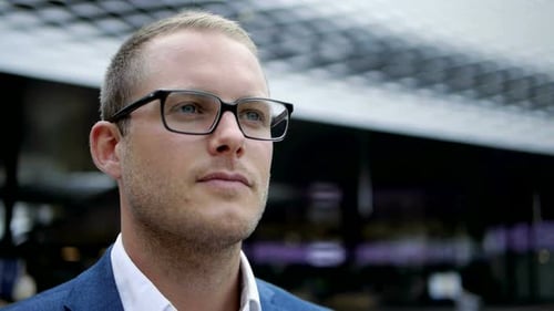 Lifestyle-Porträt eines jungen gutaussehenden erfolgreichen Geschäftsmannes, der über zukünftige Karriere