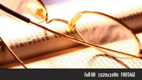 Lesebrille mit Buch