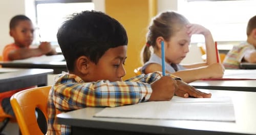 Crianças da escola estudando em sala de aula