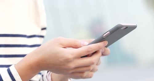 Frau nutzt Smartphone