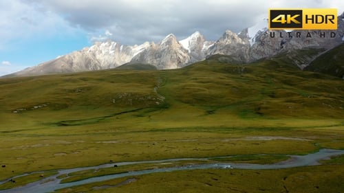 Fluss und verschneite Berge