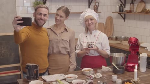 Zwei Schüler machen Selfie mit einem professionellen Koch