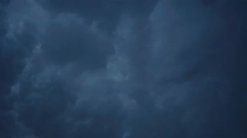 Fond de ciel sombre. Orage avec éclairs clignotants