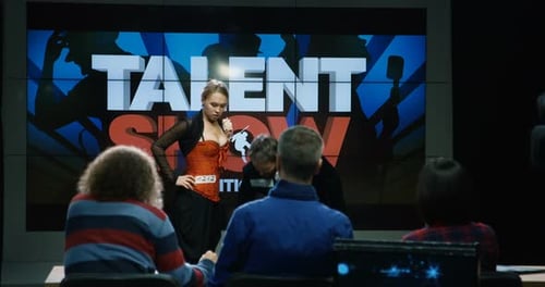 Joven y hombre actuando en Talent Show