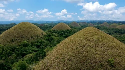 Aérea de vuelo bajo de Chocolate Hills, Bohol, Filipinas
