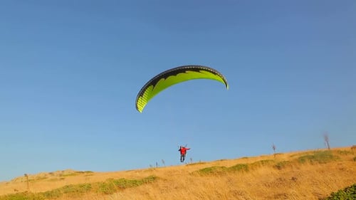 Starten Sie mit dem Gleitschirmfliegen.