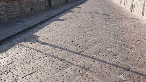 Camino al castillo medieval de huevos en Nápoles, arquitectura antigua y turismo