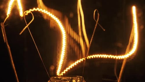 Das Wolframfilament in der klassischen Glühlampe aus Glas heizt sich auf und kühlt ab