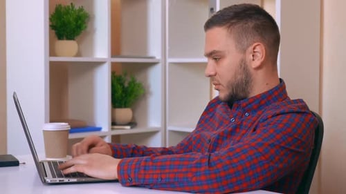 Hommes travaillant à la maison tapant sur ordinateur