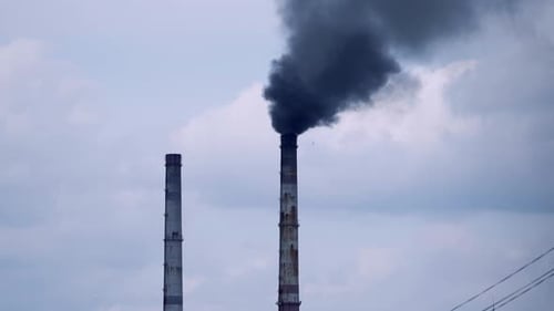 Werksrohre mit Rauch. Rauch von Rohren verschmutzt die Atmosphäre