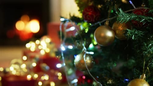 Weihnachtsbaum und Dekoration zu Hause