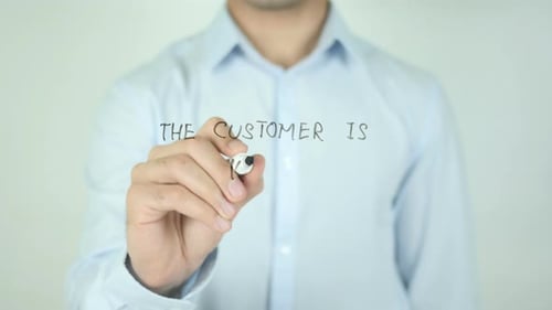 El cliente es el rey, escribe en la pantalla