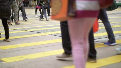 Pessoas na travessia de zebra