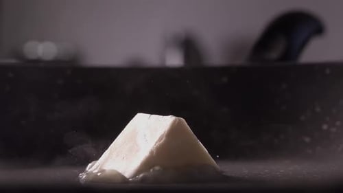 Queda de manteiga triangular na frigideira