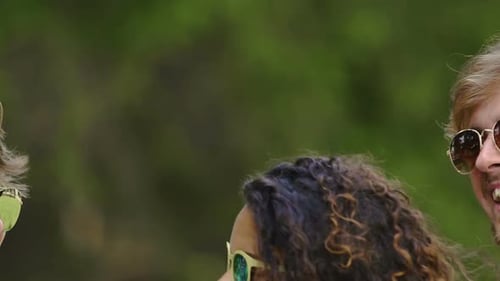 Fröhliche Frauen und Männer tanzen im Freien, Spaß im Stadtpark haben, Zeitlupe