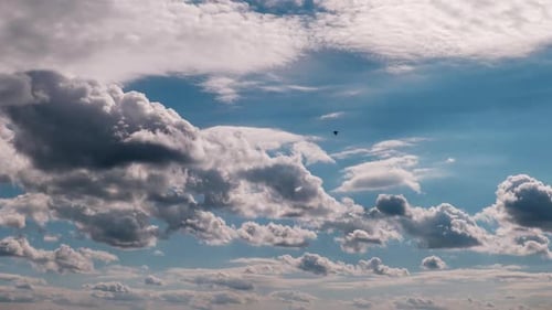 Zeitraffer von geschwollenen Wolken, die sich im Wolkenraum des blauen Himmels bewegen